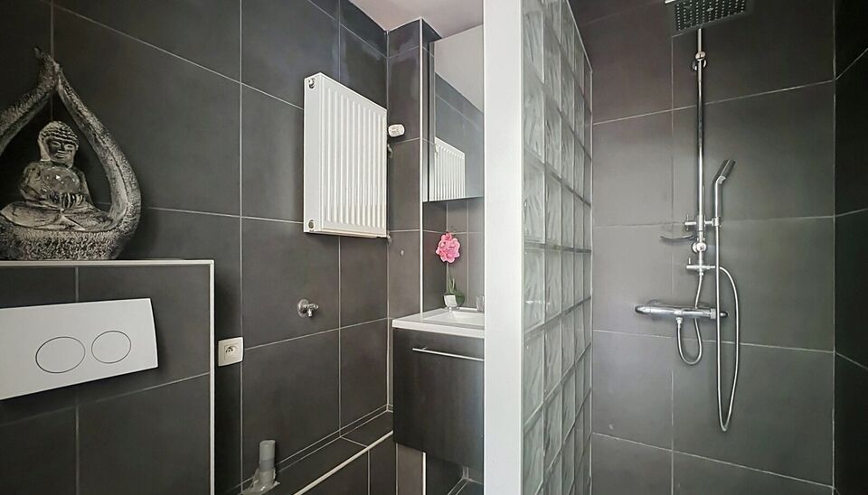 Op een centrale maar rustige ligging aan de Rietschoorvelden bevindt zich dit lichtrijke appartement op de eerste verdieping van een kleinschalig gebouw zonder lift. Dankzij de beperkte mede-eigendom geniet u hier van lage gemeenschappelijke kosten.
Via d