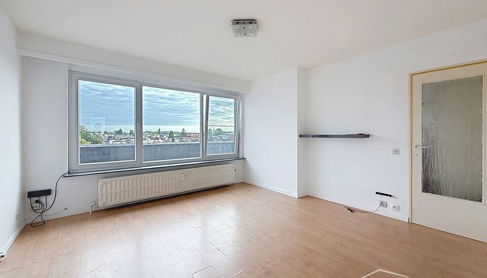 Instapklare &eacute;&eacute;nslaapkamerappartement op de vierde en bovenste verdieping van een kleinschalig gebouw met lift.
Via de inkomhal met apart toilet bereikt u de lichtrijke woonkamer (ca. 18 m&sup2;), afgewerkt met laminaat en genietend van een mooi open uitzich