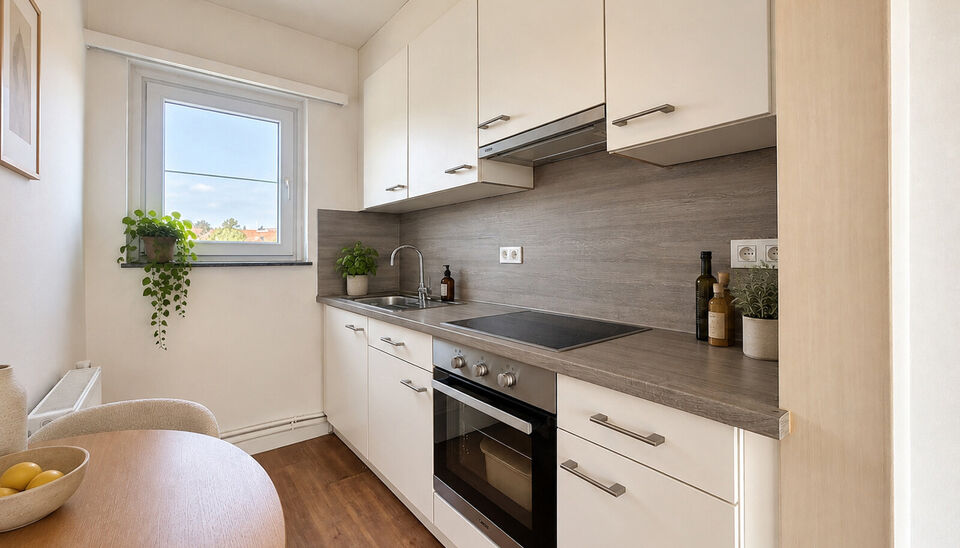 Instapklare &eacute;&eacute;nslaapkamerappartement op de vierde en bovenste verdieping van een kleinschalig gebouw met lift.
Via de inkomhal met apart toilet bereikt u de lichtrijke woonkamer (ca. 18 m&sup2;), afgewerkt met laminaat en genietend van een mooi open uitzich