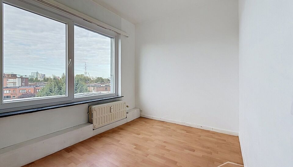 Instapklare &eacute;&eacute;nslaapkamerappartement op de vierde en bovenste verdieping van een kleinschalig gebouw met lift.
Via de inkomhal met apart toilet bereikt u de lichtrijke woonkamer (ca. 18 m&sup2;), afgewerkt met laminaat en genietend van een mooi open uitzich