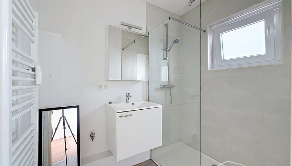 Instapklare &eacute;&eacute;nslaapkamerappartement op de vierde en bovenste verdieping van een kleinschalig gebouw met lift.
Via de inkomhal met apart toilet bereikt u de lichtrijke woonkamer (ca. 18 m&sup2;), afgewerkt met laminaat en genietend van een mooi open uitzich