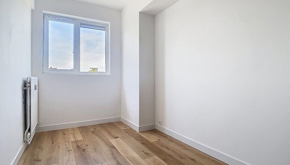 Ontdek dit volledig gerenoveerde appartement op de derde verdieping, ideaal gelegen en instapklaar!
Via de ruime inkomhal (ca. 6 m&sup2;) met ingemaakte kasten en parketvloer betreedt u het appartement. De lichtrijke leefruimte (ca. 31 m&sup2;) aan de voorzijde b