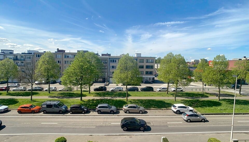 Ontdek dit volledig gerenoveerde appartement op de derde verdieping, ideaal gelegen en instapklaar!
Via de ruime inkomhal (ca. 6 m&sup2;) met ingemaakte kasten en parketvloer betreedt u het appartement. De lichtrijke leefruimte (ca. 31 m&sup2;) aan de voorzijde b