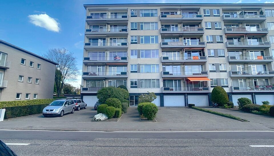 Ontdek dit volledig gerenoveerde appartement op de derde verdieping, ideaal gelegen en instapklaar!
Via de ruime inkomhal (ca. 6 m&sup2;) met ingemaakte kasten en parketvloer betreedt u het appartement. De lichtrijke leefruimte (ca. 31 m&sup2;) aan de voorzijde b