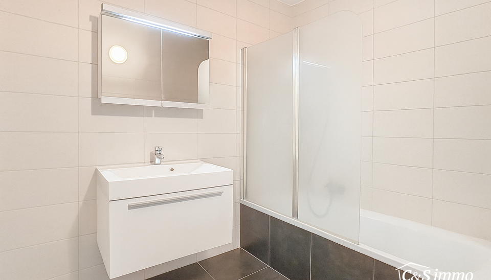 Ontdek dit appartement op de tweede verdieping van een kleinschalig gebouw in een rustige straat. 
Via de inkom, voorzien van berging en privé toilet komen we bij de ruime en lichtrijke woonkamer (ca36.) met aansluitend een gesloten keuken voorzien van o