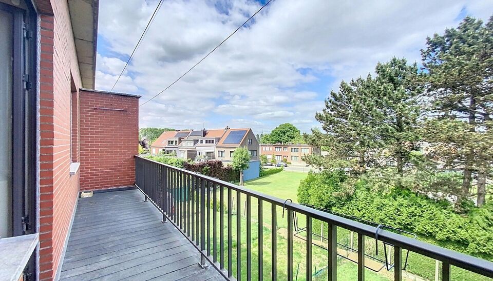 Ontdek dit appartement op de tweede verdieping van een kleinschalig gebouw in een rustige straat. 
Via de inkom, voorzien van berging en privé toilet komen we bij de ruime en lichtrijke woonkamer (ca36.) met aansluitend een gesloten keuken voorzien van o