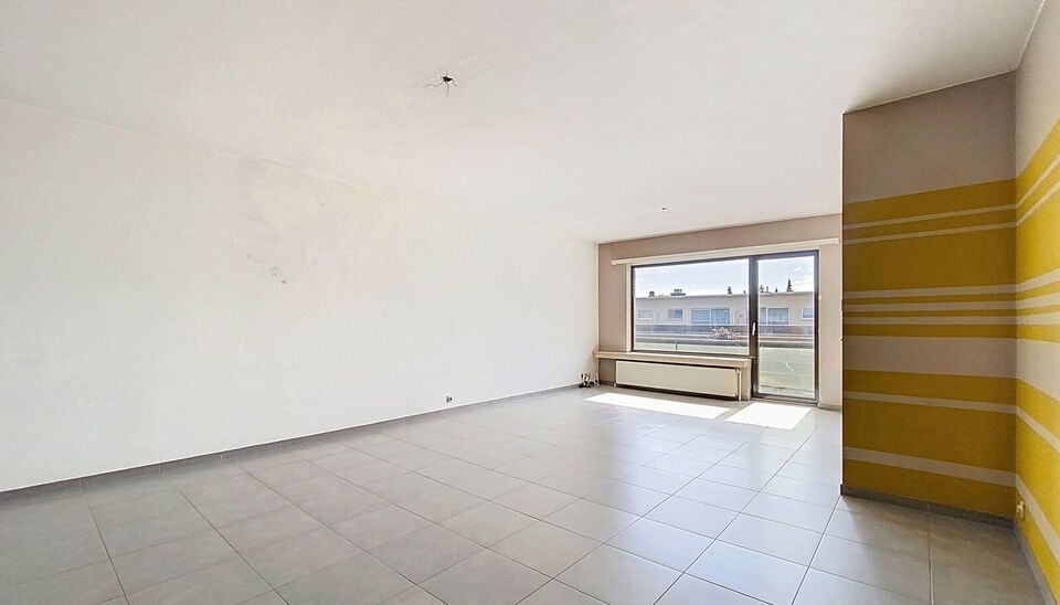 Ontdek dit appartement op de tweede verdieping van een kleinschalig gebouw in een rustige straat. 
Via de inkom, voorzien van berging en priv&eacute; toilet komen we bij de ruime en lichtrijke woonkamer (ca36.) met aansluitend een gesloten keuken voorzien van o