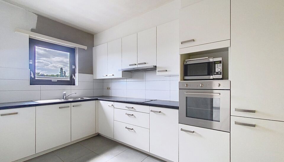 Ontdek dit appartement op de tweede verdieping van een kleinschalig gebouw in een rustige straat. 
Via de inkom, voorzien van berging en priv&eacute; toilet komen we bij de ruime en lichtrijke woonkamer (ca36.) met aansluitend een gesloten keuken voorzien van o