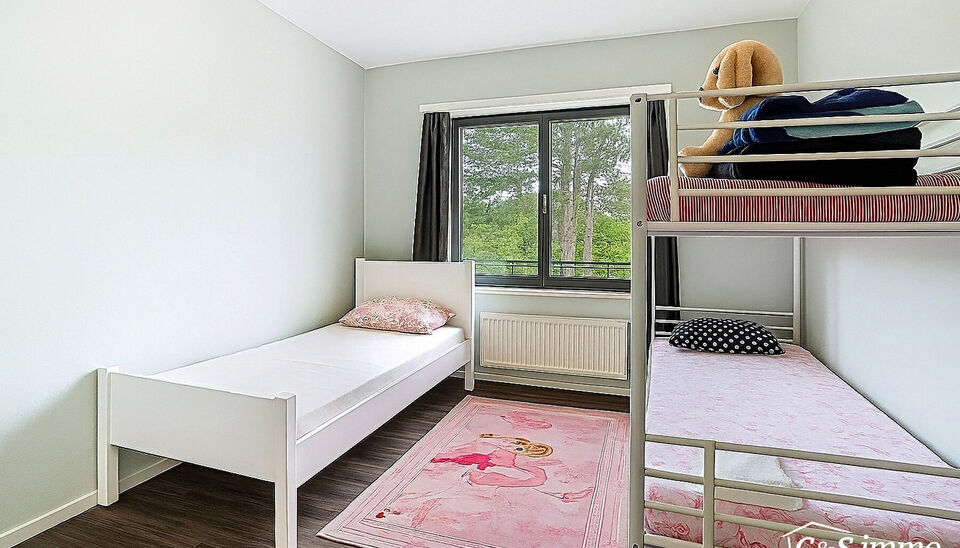 Ontdek dit appartement op de tweede verdieping van een kleinschalig gebouw in een rustige straat. 
Via de inkom, voorzien van berging en priv&eacute; toilet komen we bij de ruime en lichtrijke woonkamer (ca36.) met aansluitend een gesloten keuken voorzien van o