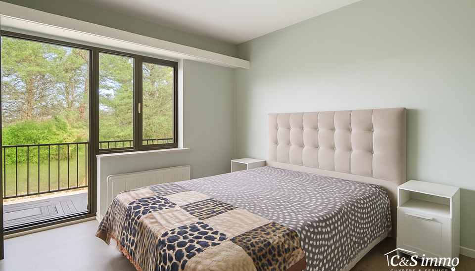 Ontdek dit appartement op de tweede verdieping van een kleinschalig gebouw in een rustige straat. 
Via de inkom, voorzien van berging en priv&eacute; toilet komen we bij de ruime en lichtrijke woonkamer (ca36.) met aansluitend een gesloten keuken voorzien van o