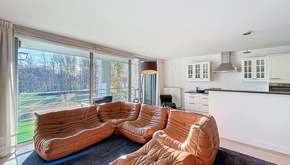 Lichtovergoten en zonnig appartement met een prachtig open uitzicht op de holes van de Golf van Brasschaat. Bij binnenkomst een ruime inkomhal met apart toilet. De uitnodigende woon- en eetkamer op parketvloer (ca. 37m&sup2;), biedt toegang tot het zonnige in