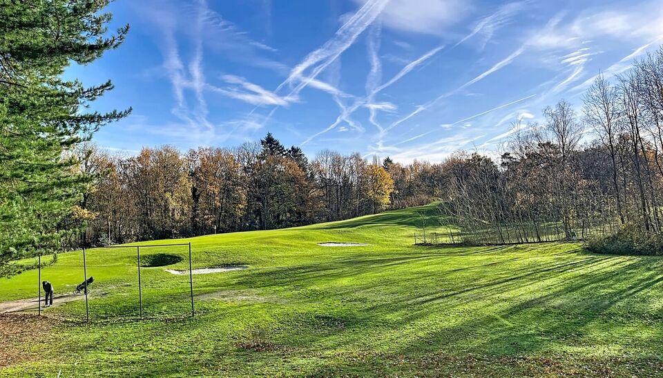 Lichtovergoten en zonnig appartement met een prachtig open uitzicht op de holes van de Golf van Brasschaat. Bij binnenkomst een ruime inkomhal met apart toilet. De uitnodigende woon- en eetkamer op parketvloer (ca. 37m&sup2;), biedt toegang tot het zonnige in