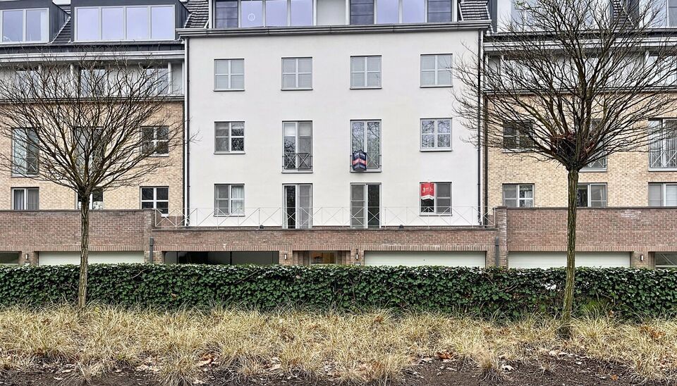 Lichtovergoten en zonnig appartement met een prachtig open uitzicht op de holes van de Golf van Brasschaat. Bij binnenkomst een ruime inkomhal met apart toilet. De uitnodigende woon- en eetkamer op parketvloer (ca. 37m&sup2;), biedt toegang tot het zonnige in