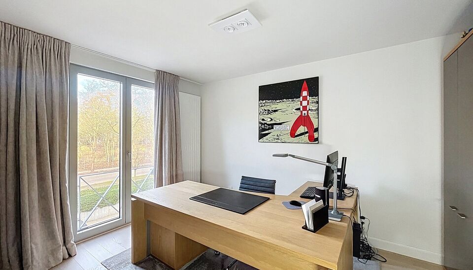 Lichtovergoten en zonnig appartement met een prachtig open uitzicht op de holes van de Golf van Brasschaat. Bij binnenkomst een ruime inkomhal met apart toilet. De uitnodigende woon- en eetkamer op parketvloer (ca. 37m&sup2;), biedt toegang tot het zonnige in