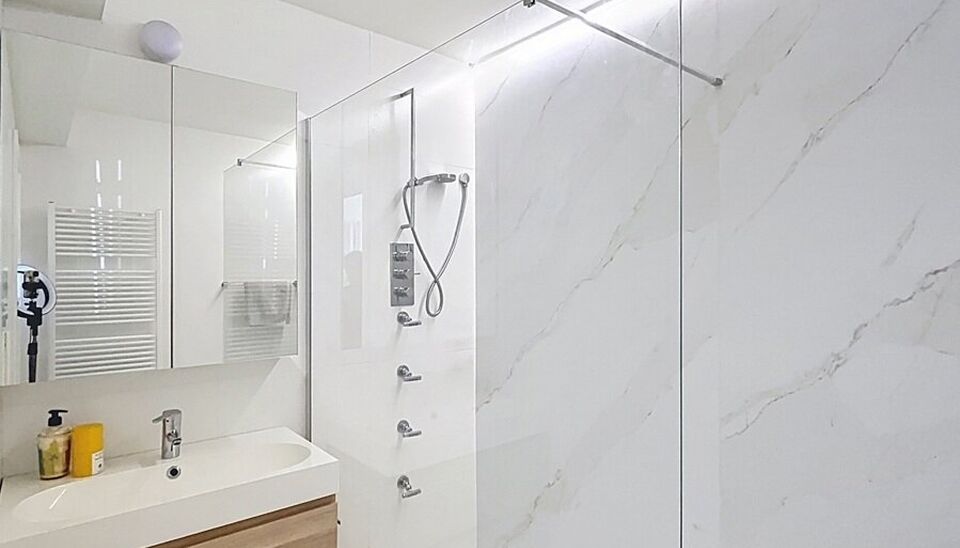 Lichtovergoten en zonnig appartement met een prachtig open uitzicht op de holes van de Golf van Brasschaat. Bij binnenkomst een ruime inkomhal met apart toilet. De uitnodigende woon- en eetkamer op parketvloer (ca. 37m&sup2;), biedt toegang tot het zonnige in