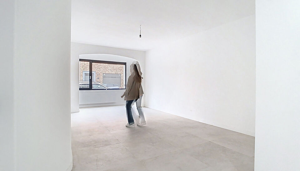 Stap binnen in dit smaakvol afgewerkte appartement, gelegen in een klassevol gerenoveerd gebouw op wandelafstand van het centrum van Edegem.
De inkomhal biedt directe toegang tot de moderne keuken, volledig uitgerust met hoogwaardige Siemens-toestellen 