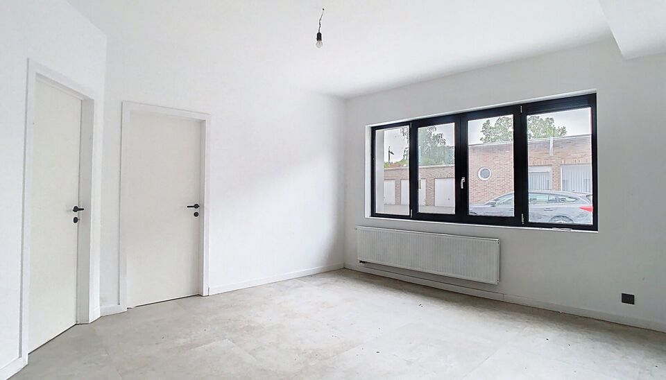 Stap binnen in dit smaakvol afgewerkte appartement, gelegen in een klasse vol gerenoveerd gebouw op wandelafstand van het centrum van Edegem.
De inkomhal biedt directe toegang tot de moderne open keuken, volledig uitgerust met hoogwaardige Siemens-toestel
