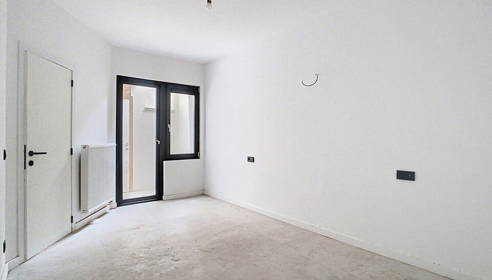 Stap binnen in dit smaakvol afgewerkte appartement, gelegen in een klasse vol gerenoveerd gebouw op wandelafstand van het centrum van Edegem.
De inkomhal biedt directe toegang tot de moderne open keuken, volledig uitgerust met hoogwaardige Siemens-toestel