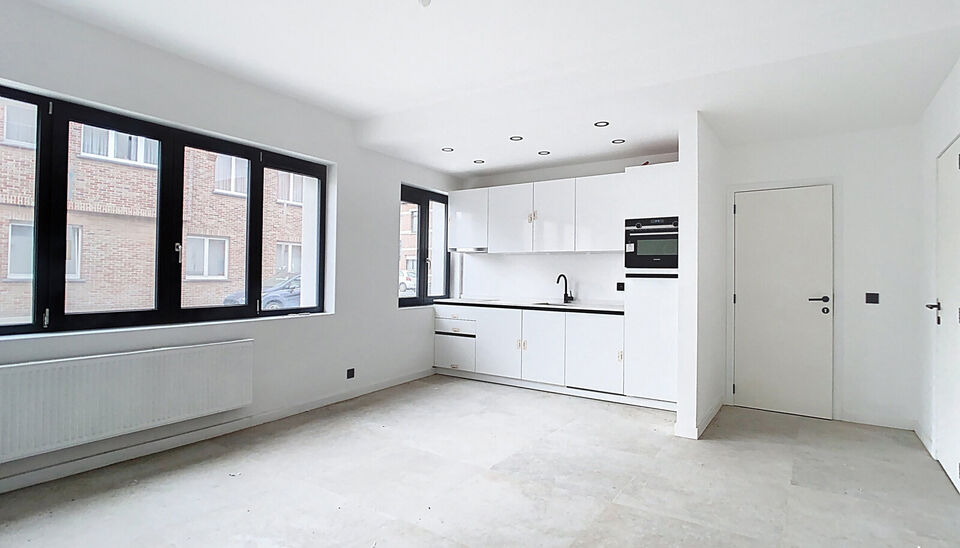 Laatse unit te koop! 4% rendement
Stap binnen in dit smaakvol afgewerkte appartement, gelegen in een klasse vol gerenoveerd gebouw op wandelafstand van het centrum van Edegem.
De inkomhal biedt directe toegang tot de moderne open keuken, volledig uitgerus