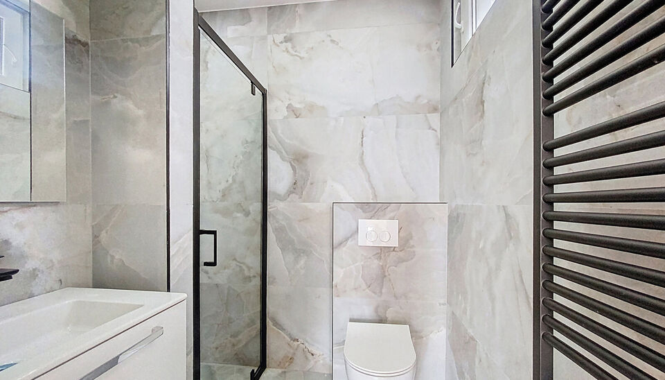 Laatse unit te koop met mooi rendement
Stap binnen in dit smaakvol afgewerkte appartement, gelegen in een klasse vol gerenoveerd gebouw op wandelafstand van het centrum van Edegem.
De inkomhal biedt directe toegang tot de moderne open keuken, volledig uit