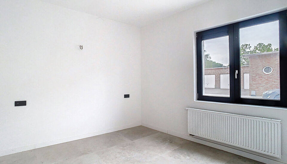 Laatse unit te koop met mooi rendement
Stap binnen in dit smaakvol afgewerkte appartement, gelegen in een klasse vol gerenoveerd gebouw op wandelafstand van het centrum van Edegem.
De inkomhal biedt directe toegang tot de moderne open keuken, volledig uit