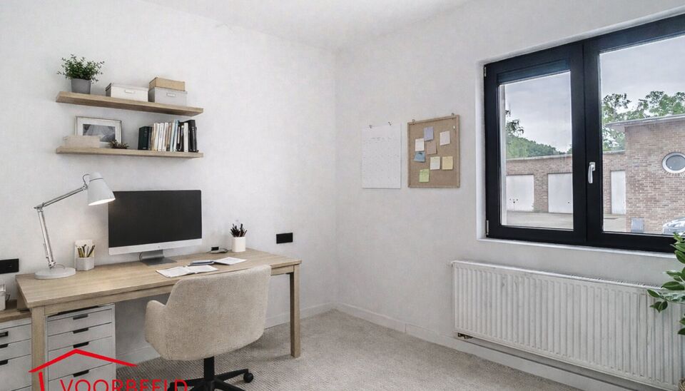 Laatse unit te koop met mooi rendement
Stap binnen in dit smaakvol afgewerkte appartement, gelegen in een klasse vol gerenoveerd gebouw op wandelafstand van het centrum van Edegem.
De inkomhal biedt directe toegang tot de moderne open keuken, volledig uit