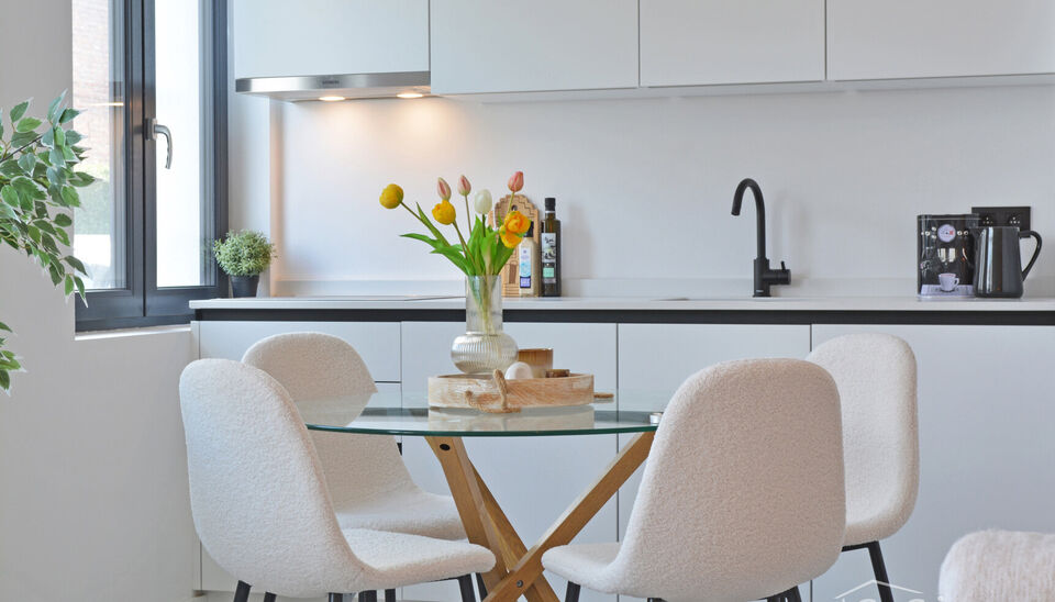 Laatse unit te koop met mooi rendement
Stap binnen in dit smaakvol afgewerkte appartement, gelegen in een klasse vol gerenoveerd gebouw op wandelafstand van het centrum van Edegem.
De inkomhal biedt directe toegang tot de moderne open keuken, volledig uit