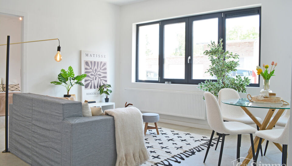 Laatse unit te koop met mooi rendement
Stap binnen in dit smaakvol afgewerkte appartement, gelegen in een klasse vol gerenoveerd gebouw op wandelafstand van het centrum van Edegem.
De inkomhal biedt directe toegang tot de moderne open keuken, volledig uit