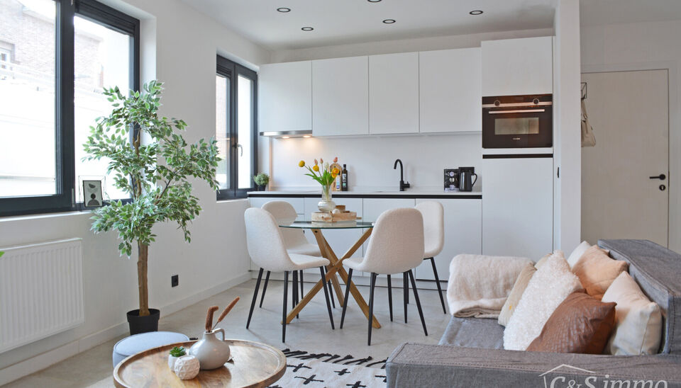 Laatse unit te koop met mooi rendement
Stap binnen in dit smaakvol afgewerkte appartement, gelegen in een klasse vol gerenoveerd gebouw op wandelafstand van het centrum van Edegem &Mortsel .
De inkomhal biedt directe toegang tot de moderne open keuken, vo