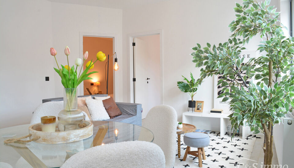 Laatse unit te koop met mooi rendement
Stap binnen in dit smaakvol afgewerkte appartement, gelegen in een klasse vol gerenoveerd gebouw op wandelafstand van het centrum van Edegem &Mortsel .
De inkomhal biedt directe toegang tot de moderne open keuken, vo