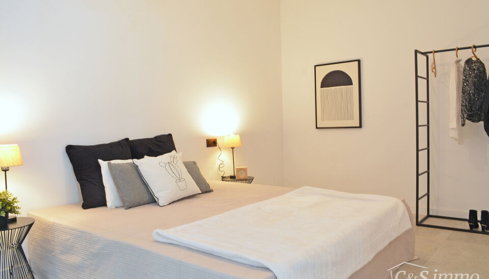 Laatse unit te koop met mooi rendement
Stap binnen in dit smaakvol afgewerkte appartement, gelegen in een klasse vol gerenoveerd gebouw op wandelafstand van het centrum van Edegem &Mortsel .
De inkomhal biedt directe toegang tot de moderne open keuken, vo