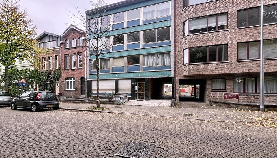 Lichtrijk appartement met groen uitzicht op toplocatie in Deuzeld.
Op de tweede verdieping bevindt zich dit goed gelegen en bijzonder lichtrijke appartement met een prachtig, open zicht op het groen. De ligging is ideaal op wandelafstand van parken, winke
