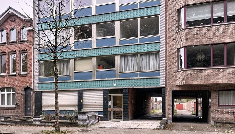 Lichtrijk appartement met groen uitzicht op toplocatie in Deuzeld.
Op de tweede verdieping bevindt zich dit goed gelegen en bijzonder lichtrijke appartement met een prachtig, open zicht op het groen. De ligging is ideaal op wandelafstand van parken, winke