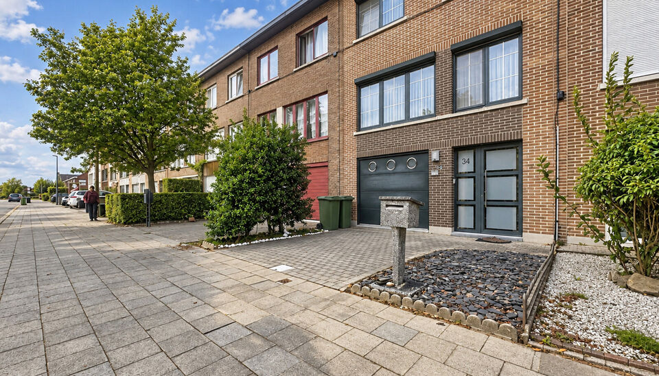 Ontdek deze ruime bel-etagewoning, rustig gelegen in een doodlopende straat en boordevol mogelijkheden. De woning is reeds functioneel ingericht, maar biedt de nieuwe eigenaar nog de kans om ze verder af te werken en volledig naar eigen smaak te modernise