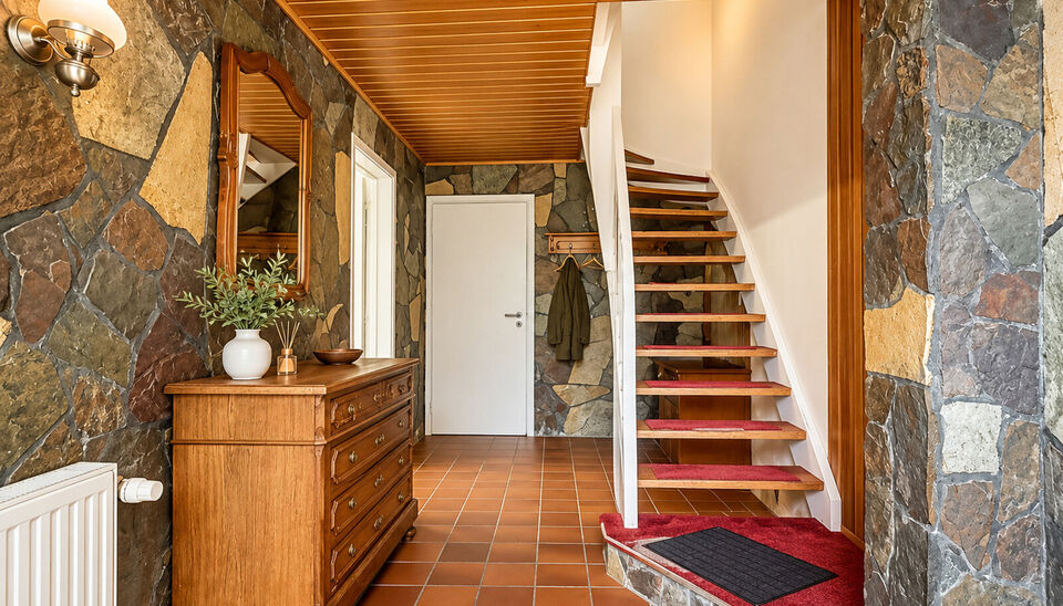 Ontdek deze ruime bel-etagewoning, rustig gelegen in een doodlopende straat en boordevol mogelijkheden. De woning is reeds functioneel ingericht, maar biedt de nieuwe eigenaar nog de kans om ze verder af te werken en volledig naar eigen smaak te modernise