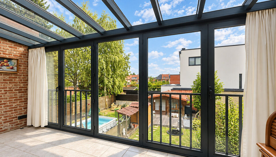 Ontdek deze ruime bel-etagewoning, rustig gelegen in een doodlopende straat en boordevol mogelijkheden. De woning is reeds functioneel ingericht, maar biedt de nieuwe eigenaar nog de kans om ze verder af te werken en volledig naar eigen smaak te modernise