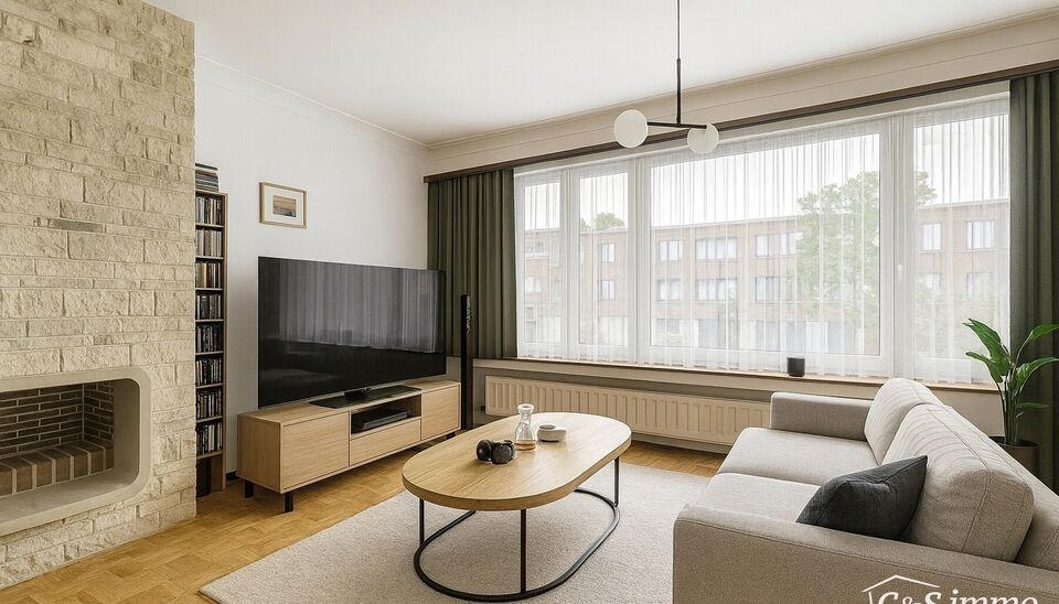 Deze instapklare woning is gelegen in een rustige straat en biedt alle comfort voor een gezin of wie op zoek is naar ruimte en rust. Bij het betreden van de woning komt u in de inkomhal, die toegang geeft tot de inpandige garage. Op het gelijkvloers bevin