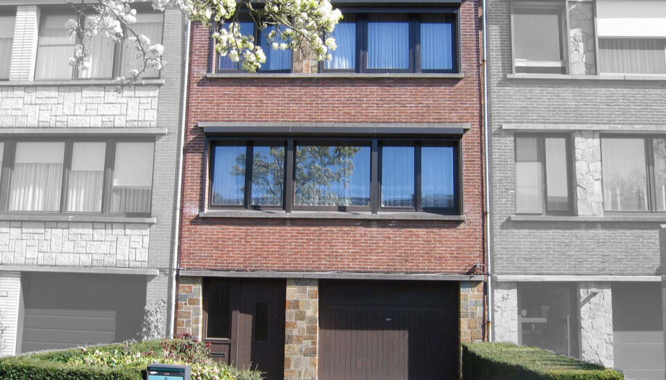 Deze instapklare woning is gelegen in een rustige straat en biedt alle comfort voor een gezin of wie op zoek is naar ruimte en rust. Bij het betreden van de woning komt u in de inkomhal, die toegang geeft tot de inpandige garage. Op het gelijkvloers bevin