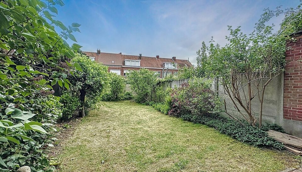 Deze instapklare woning is gelegen in een rustige straat en biedt alle comfort voor een gezin of wie op zoek is naar ruimte en rust. Bij het betreden van de woning komt u in de inkomhal, die toegang geeft tot de inpandige garage. Op het gelijkvloers bevin