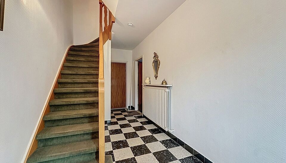Deze instapklare woning is gelegen in een rustige straat en biedt alle comfort voor een gezin of wie op zoek is naar ruimte en rust. Bij het betreden van de woning komt u in de inkomhal, die toegang geeft tot de inpandige garage. Op het gelijkvloers bevin