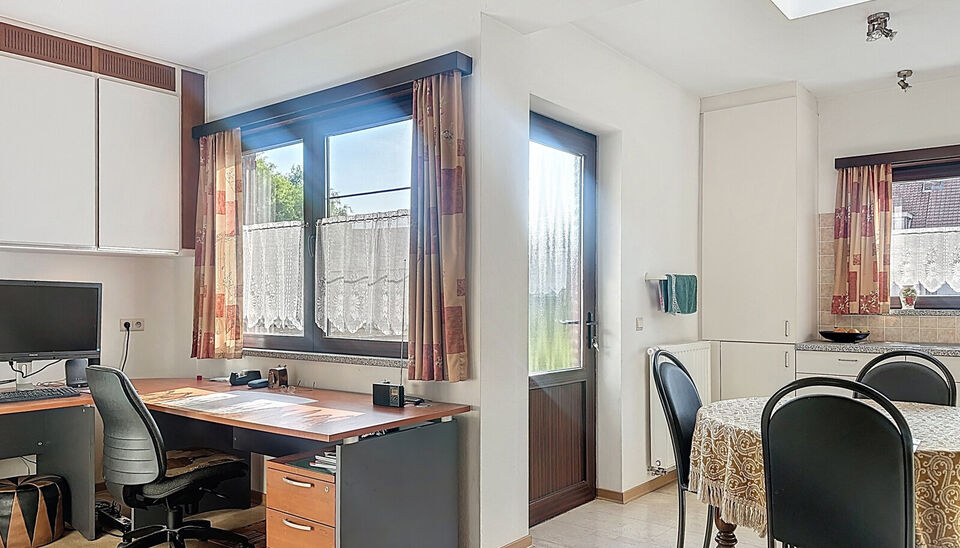 Deze instapklare woning is gelegen in een rustige straat en biedt alle comfort voor een gezin of wie op zoek is naar ruimte en rust. Bij het betreden van de woning komt u in de inkomhal, die toegang geeft tot de inpandige garage. Op het gelijkvloers bevin