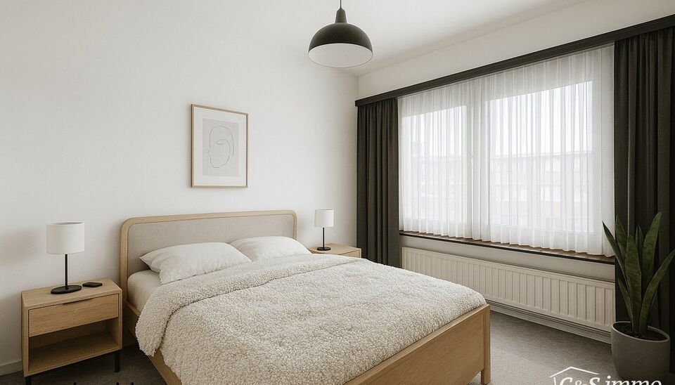 Deze instapklare woning is gelegen in een rustige straat en biedt alle comfort voor een gezin of wie op zoek is naar ruimte en rust. Bij het betreden van de woning komt u in de inkomhal, die toegang geeft tot de inpandige garage. Op het gelijkvloers bevin