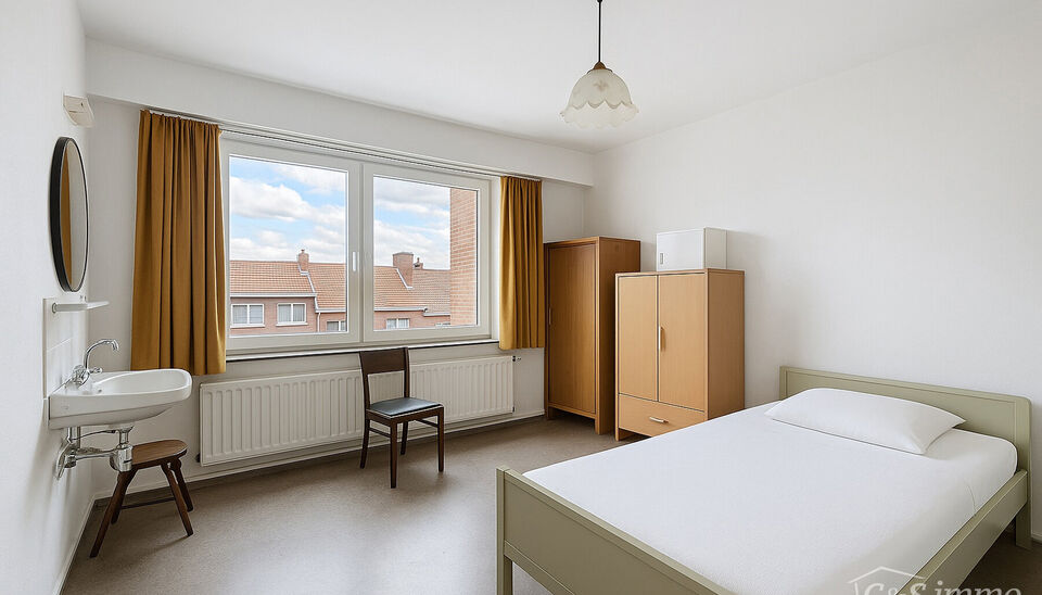 Deze instapklare woning is gelegen in een rustige straat en biedt alle comfort voor een gezin of wie op zoek is naar ruimte en rust. Bij het betreden van de woning komt u in de inkomhal, die toegang geeft tot de inpandige garage. Op het gelijkvloers bevin