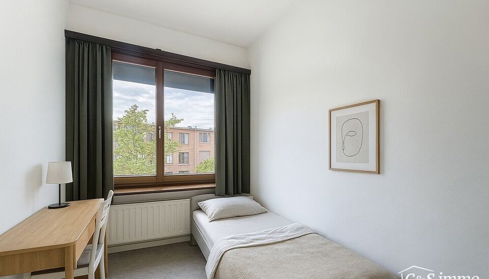 Deze instapklare woning is gelegen in een rustige straat en biedt alle comfort voor een gezin of wie op zoek is naar ruimte en rust. Bij het betreden van de woning komt u in de inkomhal, die toegang geeft tot de inpandige garage. Op het gelijkvloers bevin