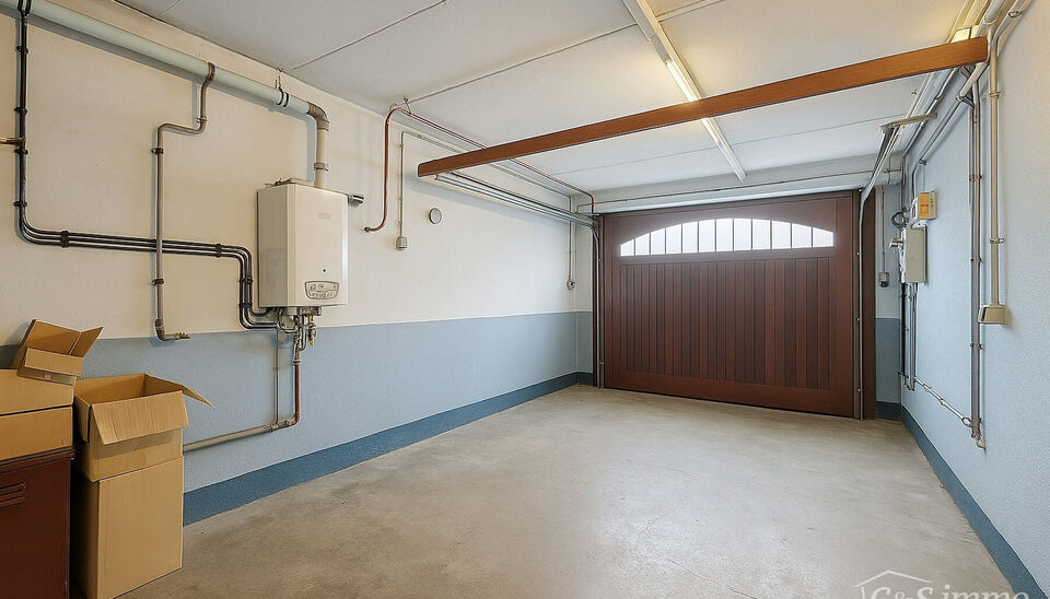 Deze instapklare woning is gelegen in een rustige straat en biedt alle comfort voor een gezin of wie op zoek is naar ruimte en rust. Bij het betreden van de woning komt u in de inkomhal, die toegang geeft tot de inpandige garage. Op het gelijkvloers bevin