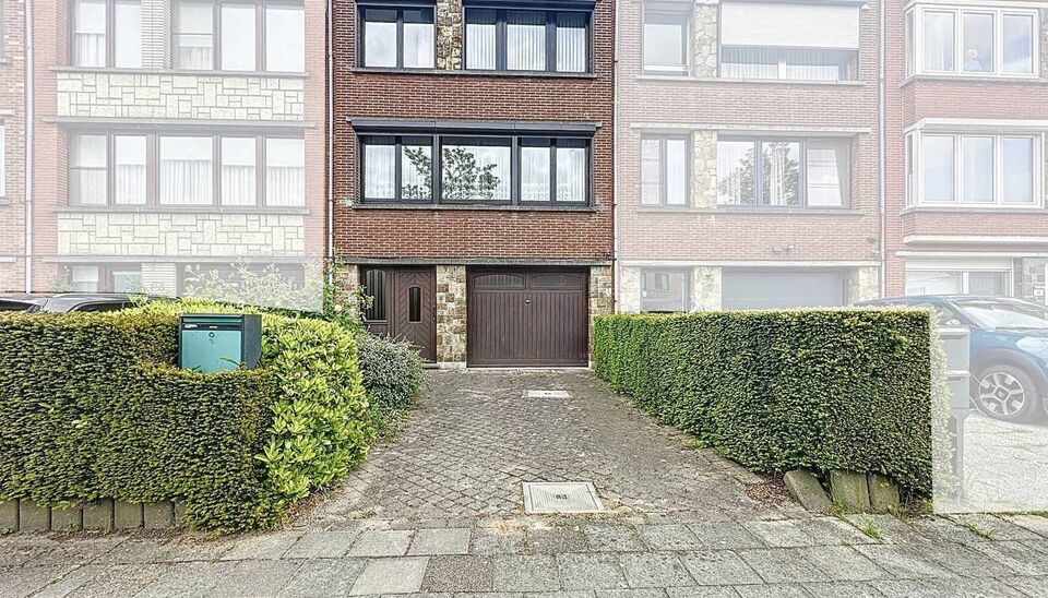 Deze instapklare woning is gelegen in een rustige straat en biedt alle comfort voor een gezin of wie op zoek is naar ruimte en rust. Bij het betreden van de woning komt u in de inkomhal, die toegang geeft tot de inpandige garage. Op het gelijkvloers bevin