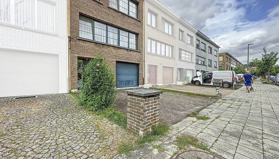 Deze ruime bel-&eacute;tagewoning met garage en tuin is gelegen in de groene en gegeerde wijk &ldquo;Lambrechtshoeken&rdquo;.
Via de ruime inkomhal betreedt u de woning, met rechtstreekse toegang tot de garage die is uitgerust met praktische maatkasten. Achteraan bevin