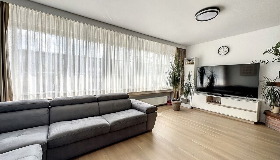 Deze ruime bel-&eacute;tagewoning met garage en tuin is gelegen in de groene en gegeerde wijk &ldquo;Lambrechtshoeken&rdquo;.
Via de ruime inkomhal betreedt u de woning, met rechtstreekse toegang tot de garage die is uitgerust met praktische maatkasten. Achteraan bevin