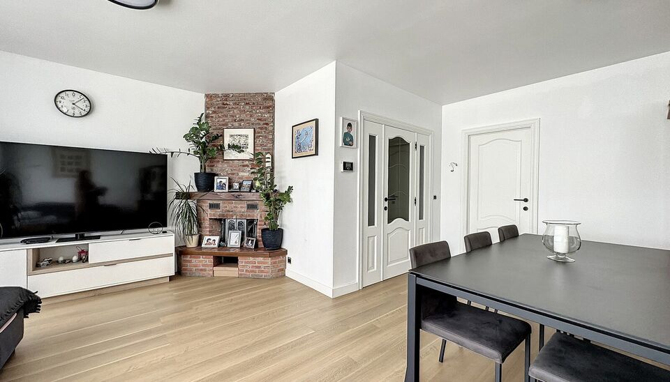 Deze ruime bel-&eacute;tagewoning met garage en tuin is gelegen in de groene en gegeerde wijk &ldquo;Lambrechtshoeken&rdquo;.
Via de ruime inkomhal betreedt u de woning, met rechtstreekse toegang tot de garage die is uitgerust met praktische maatkasten. Achteraan bevin