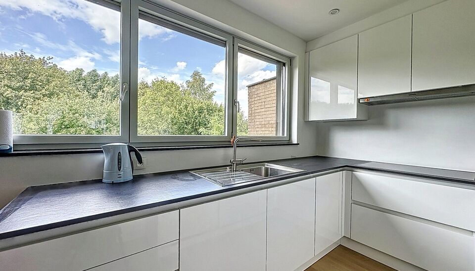 Deze ruime bel-&eacute;tagewoning met garage en tuin is gelegen in de groene en gegeerde wijk &ldquo;Lambrechtshoeken&rdquo;.
Via de ruime inkomhal betreedt u de woning, met rechtstreekse toegang tot de garage die is uitgerust met praktische maatkasten. Achteraan bevin